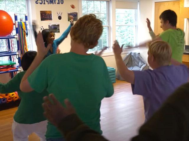 Students dance for a 物理 fitness activity in P.E.